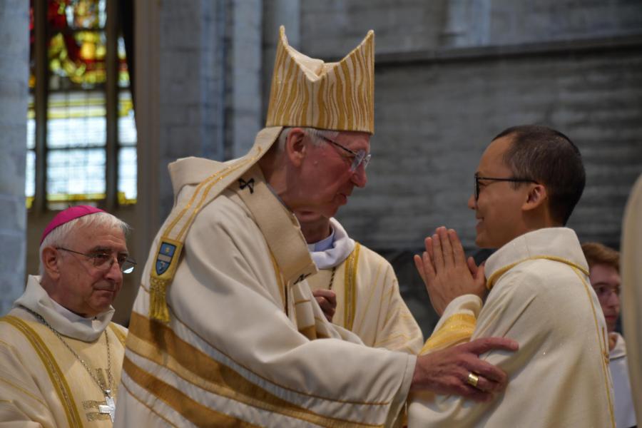 Marc Giraud en Nguyen Van Dung tot priester gewijd in de kathedraal van Brussel (19 juni 2022) © Anne Périer