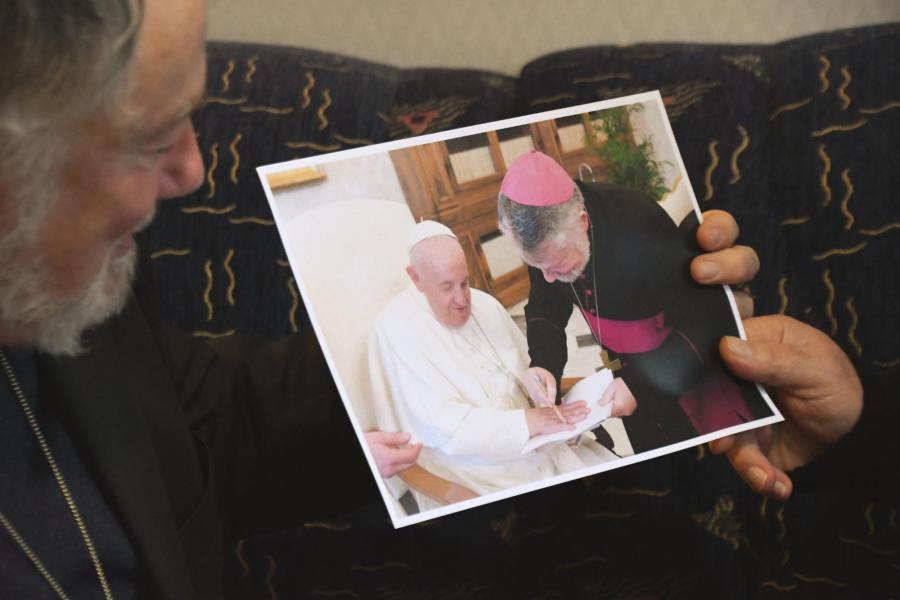 Overhandiging handafdruk paus Franciscus aan Hamsi Boubeker door Mgr Kockerols © Anne Périer