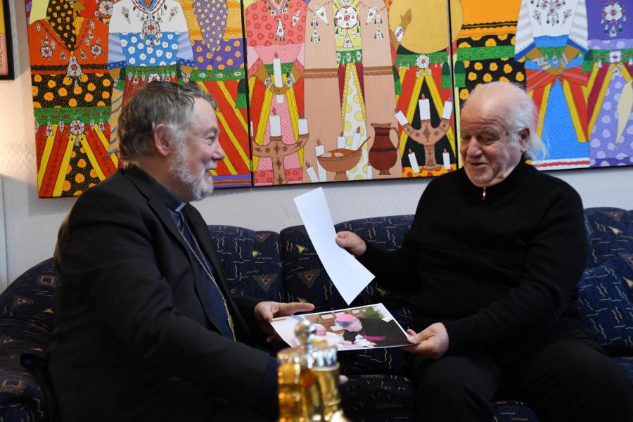 Overhandiging handafdruk paus Franciscus aan Hamsi Boubeker door Mgr Kockerols © Anne Périer