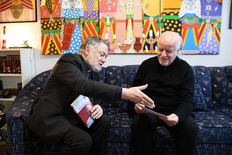 Mgr Kockerols overhandigt handafdruk van de paus aan Brusselse artist Hamsi Boubeker 