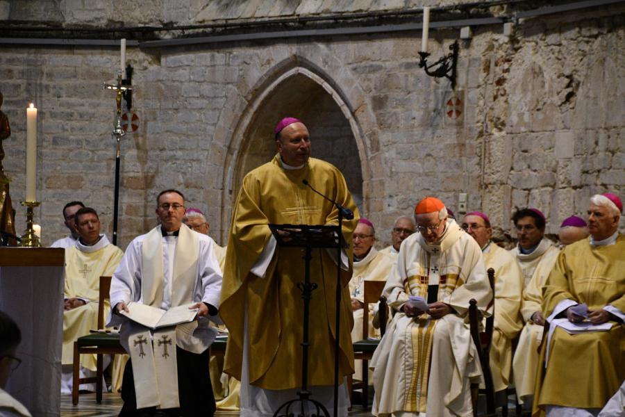 Viering tien jaar paus Franciscus in O.-L.-Vrouw ter Kameren. Nuntius Franco Coppola nodigt uit tot gebed voor paus Franciscus © Katholieke kerk in Brussel