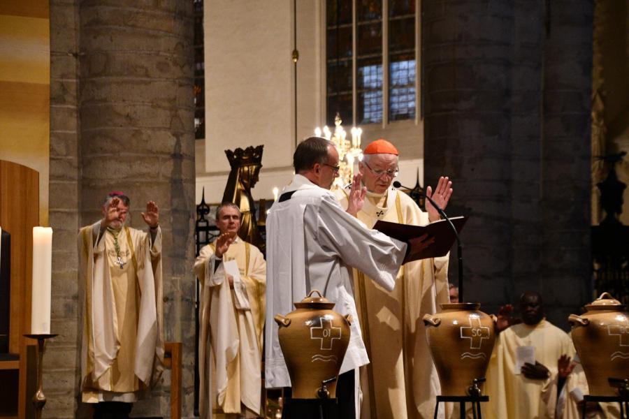 De kardinaal zegende de oliën voor de zieken, de catechumenen en wijdde het heilig Chrisma.  ‘Kom, heilige Geest, ontsteek het vuur van uw liefde!’ © Vicariaat Brussel