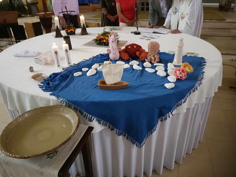De ouders van Gaston en Suzan gebruikten de symbolen uit de 'Vuurtorenviering' en vulden die creatief aan met papieren strandbloemen, gemaakt door de tante, en de zee-knuffels van nichtjes en neefjes 