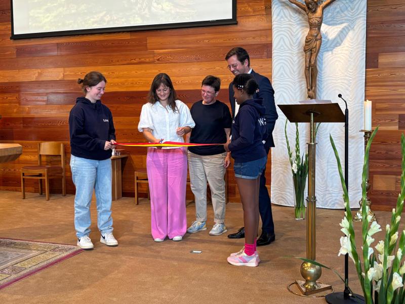  De burgemeester kwam ons lokaal officieel openen. 