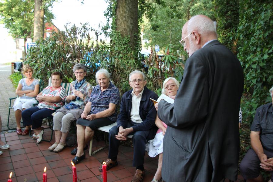 Foto's aan kapelletje in Meulemanslaan en Hondseinde © HT