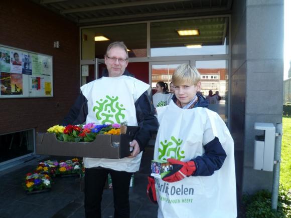 Bloemenverkoop door de vormelingen ten voordele van Broederlijk Delen 
