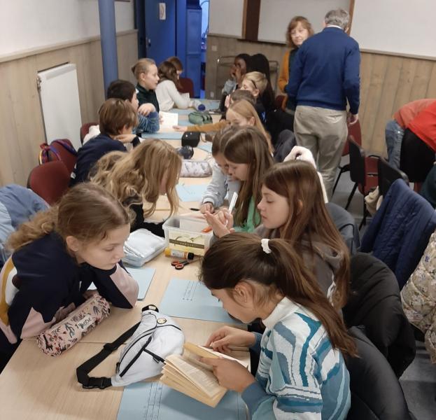 Er werd gezocht en gevonden in de Bijbel en het desbetreffende evangeliestukje aan elkaar voorgelezen. © Evelien Van Heyst