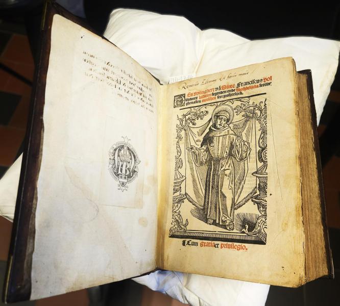 Roodzwart gedrukte titelpagina met houtgravure van Franciscus © Bibliotheek Grootseminarie