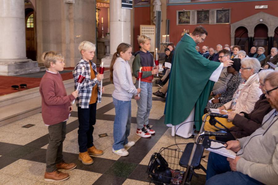 Op de dag van de chronisch zieken ontvingen een aantal mensen het sacrament van de zieken. Het werd een bemoedigende en deugddoende viering. © -