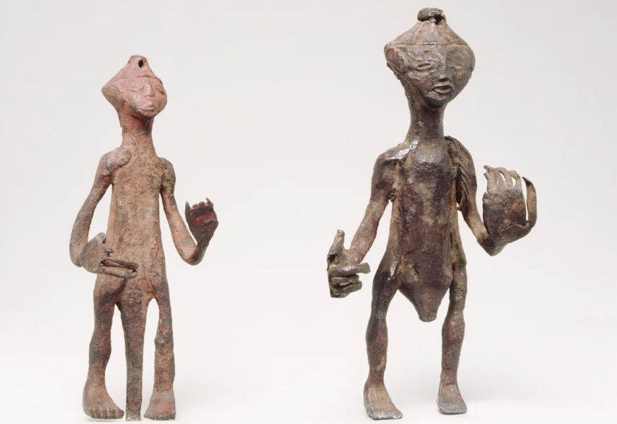 Smeedijzeren beeldjes met wenkende handen van Kuba-volk uit collectie-Pareyn © Frederik Beyens