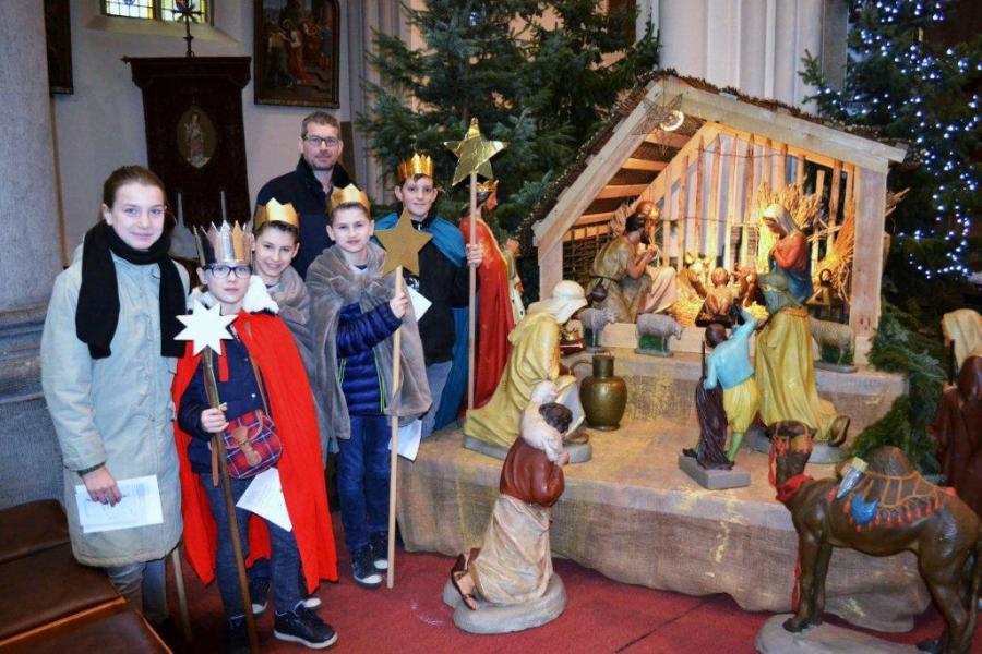 Enthousiaste Sterzangers aan  de kerststal - groepje van Wim © Urbain Van Kemseke