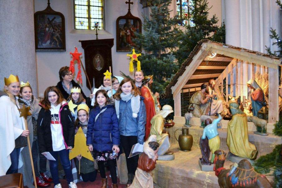 Sterzangers rond de kerststal - groepje van Ann © Urbain Van Kemseke
