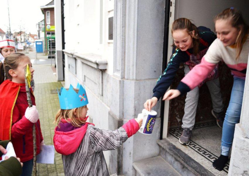 De eerste centjes vallen in de collectebus © Urbain Van Kemseke