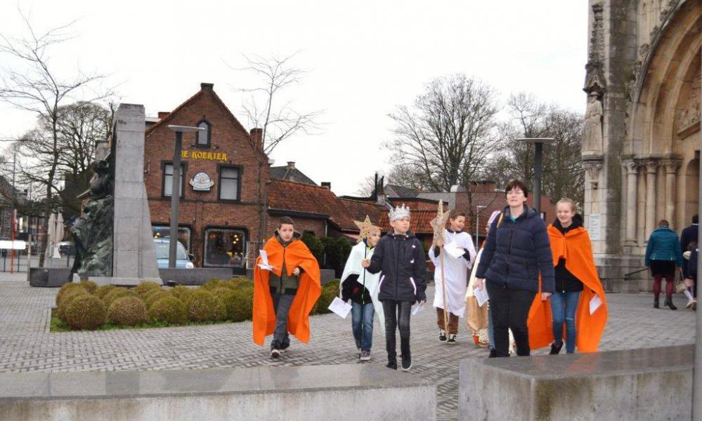 Sterzangers op weg naar gulle schenkers voor Missio.- groepje van Karen © Urbain Van Kemseke