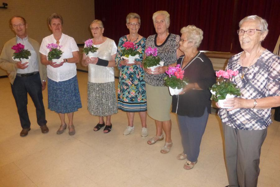 Het bestuur wordt in de bloemetjes gezet © Diana De Winter