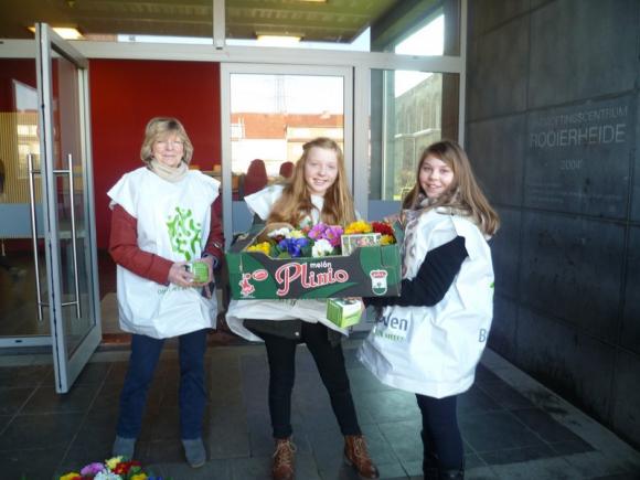 Bloemenverkoop door de vormelingen ten voordele van Broederlijk Delen 