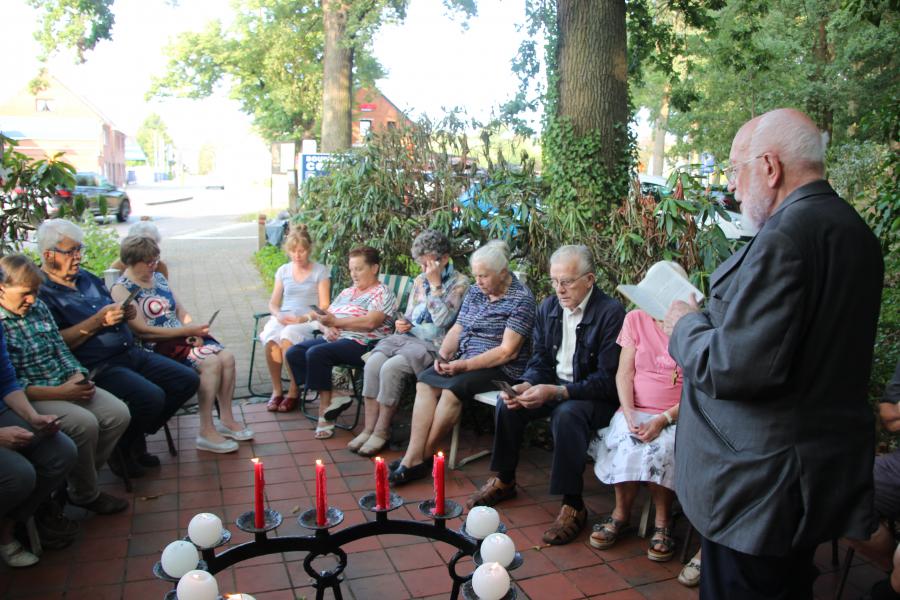 Foto's aan kapelletje in Meulemanslaan en Hondseinde © HT