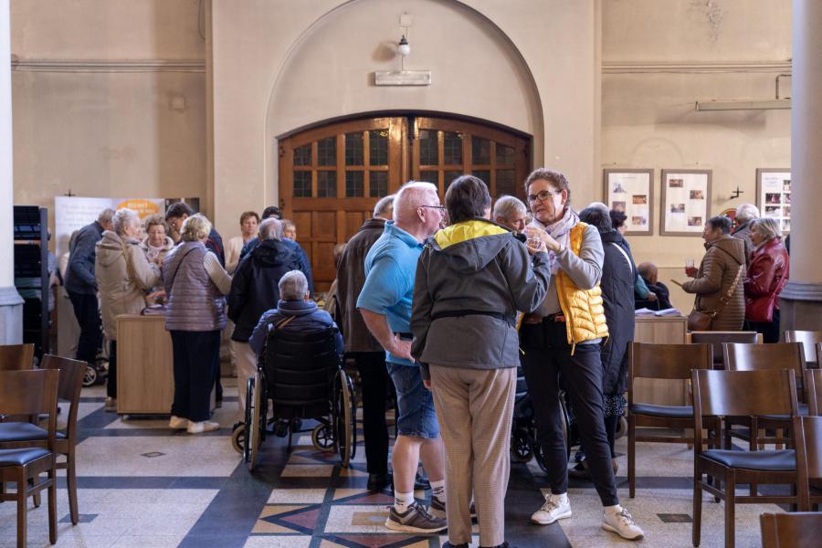 Na de viering met ziekenzalving was er nog de gelegenheid om elkaar te ontmoeten bij een glaasje. © -