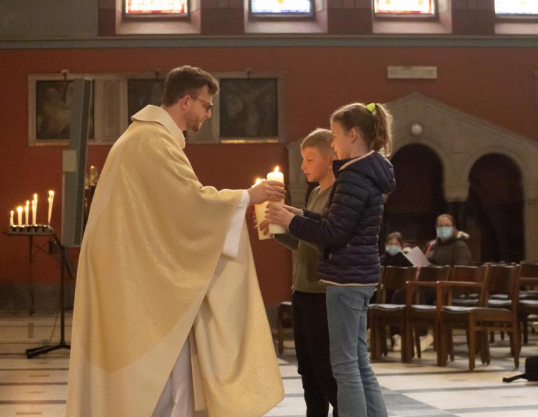 Tijdens de feestelijke eucharistieviering op Witte Donderdag brachten vormelingen gaven aan. © -