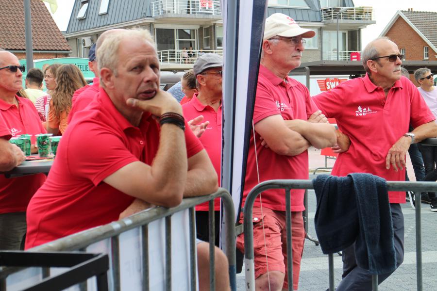 Enkele bestuursleden staan er wat mijmerend bij © RvH