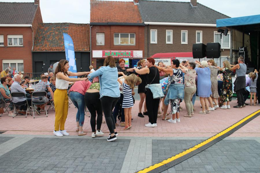 Aanstekelijke muziek op het podium, daar hoort een dansje bij © RvH
