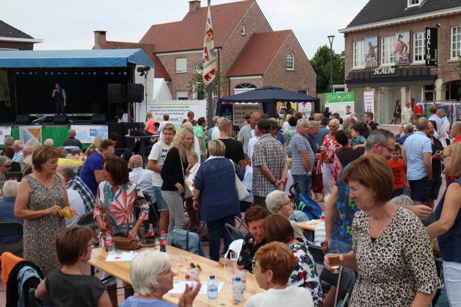 Een dorpsplein vol meevierende mensen © RvH