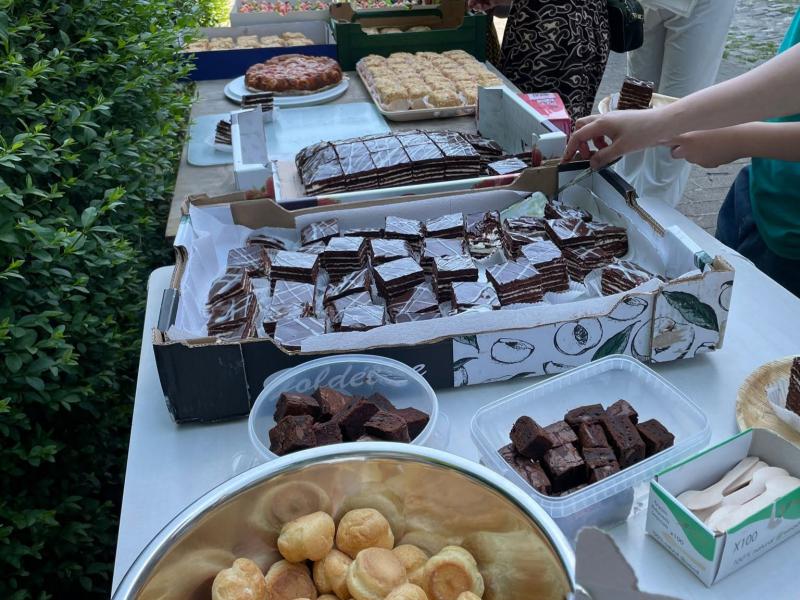 Gezellig napraten en genieten van de heerlijke BBQ en Oekraïense desserts © Pastorale zone Leuven aan de Dijle