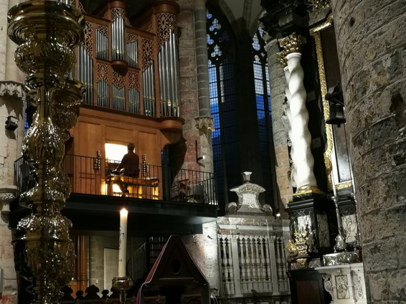 Orgelist Andrzej (STM Gent) tijdens het avondgebed © IJD Gent, foto: Ellen Eeckhout