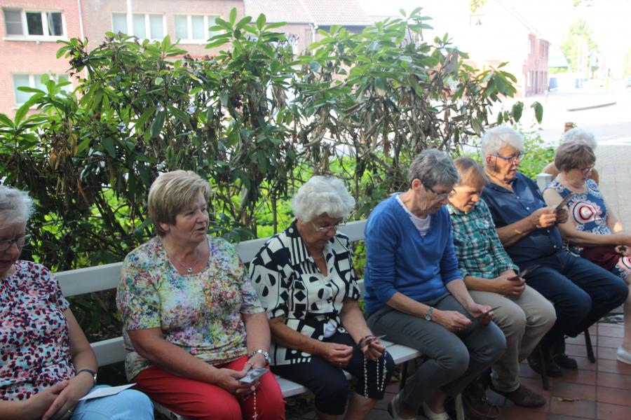 Foto's aan kapelletje in Meulemanslaan en Hondseinde © HT