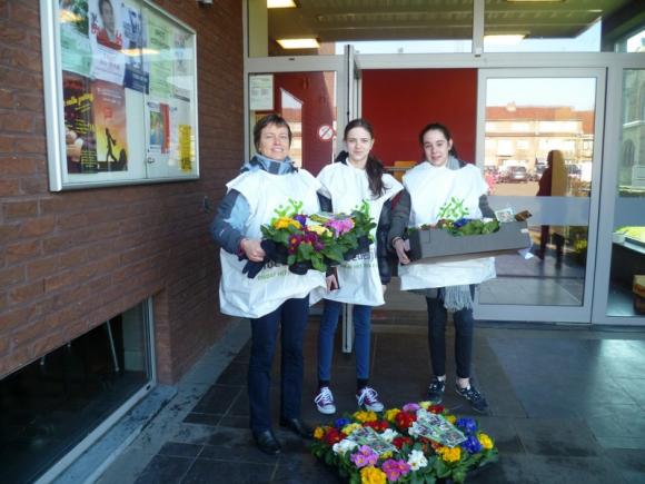 Bloemenverkoop door de vormelingen ten voordele van Broederlijk Delen 