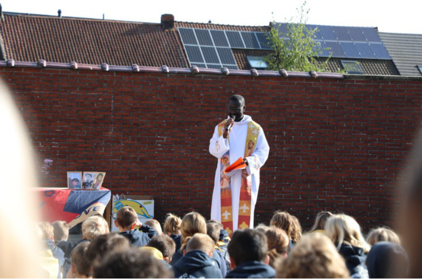 Priester Ettien mocht samen met Chiro hun nieuwe jaarthema vieren (hier in Bavikhove). 