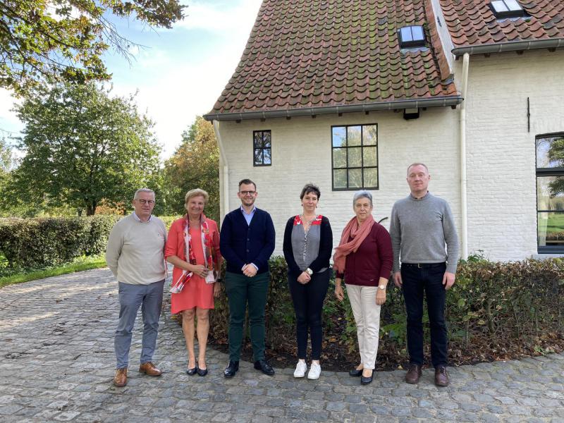 In de maand oktober ging het team van de pastorale eenheid naar Damme voor een denkdag. Ze namen zelfs even de tijd om te poseren voor een nieuwe groepsfoto. © -