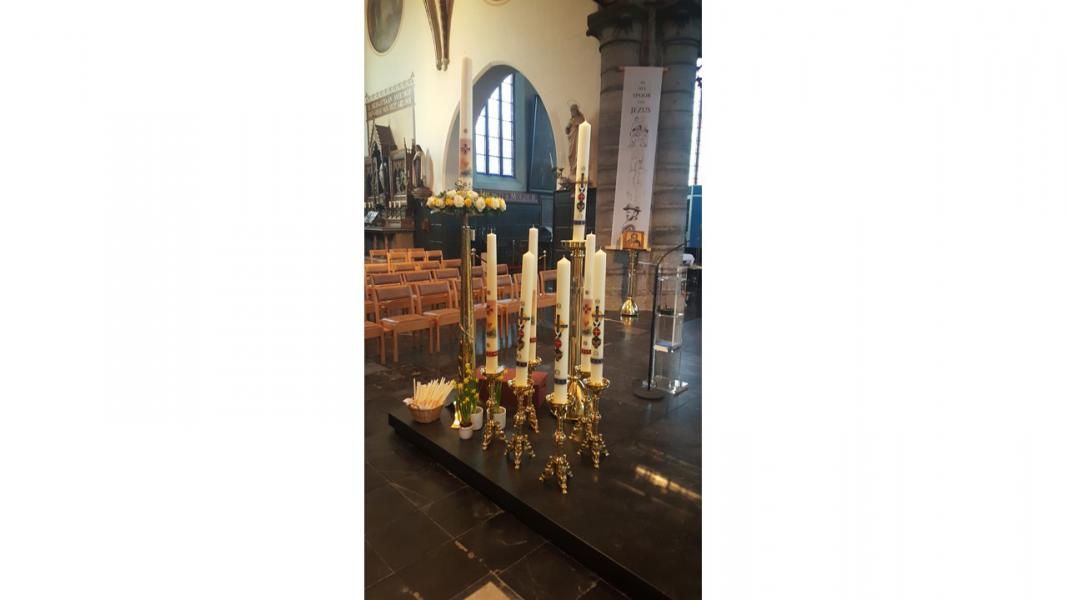 8 paaskaarsen van de 8 gemeenschappen van de parochie H. Helena © Parochie Heilige Helena