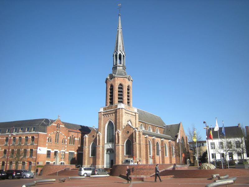 Dekenale kerk Sint-Pietersbanden, Markt 6, 3580 Beringen-centrum 