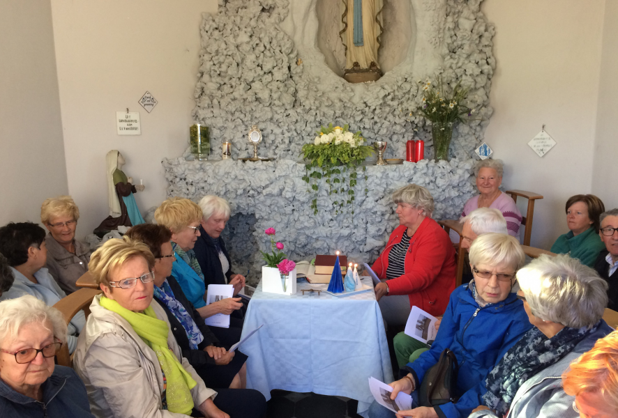 Een Maria-viering in Steppeskapel. De aanwezigen kwamen vooral uit Outer, Lebeke en Nederhasselt. 