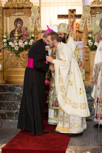 De pastoor van de Roemeense Orthodoxe christenen en onze bisschop 