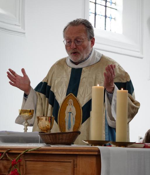 Viering Moederdag in de kapel met passende kazuifel 