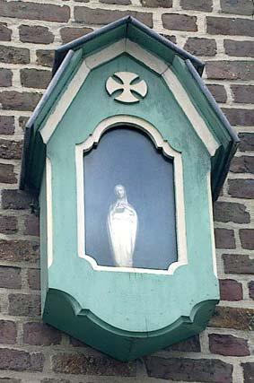 Groenstraat hoek IJzerstraat - Het kapelletje werd opgehangen aan het hoekhuis Groenstraat 43 - IJzerstraat vermoedelijk in 1941 - 1941 naar aanleiding van de oorlog op initiatief van de vrouwengilde. 