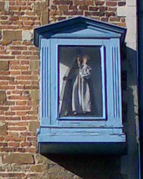 Kattestraat 52 - Het kapelletje werd kort na de tweede wereldoorlog opgehangen. Dit gebeurde op initiatief van Juffrouw De Vos, haar broer en onderpastoor Van Den Hende. Het ontwerp van het beeld kwam van Edmond Van De Vijver. Het werd geplaatst als dank  