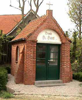 Rooigem n° 4 - Deze kapel, gebouwd in 1945 en '46 op grond van de familie Van Oost, werd toegewijd aan het Heilig Hart als dank voor de goede afloop van de oorlog 1940-45.  