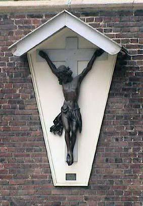 Wortegemstraat aan zijgevel Sint-Pietersbandenkerk Bevere 