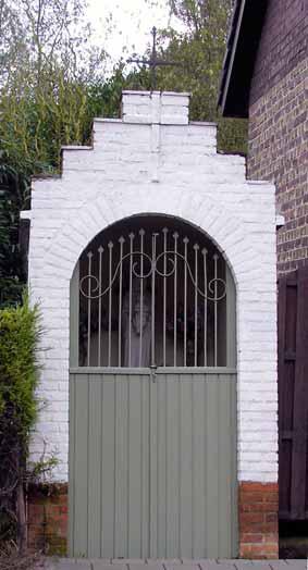 Watermolenstraat - Dit kapelletje is zo'n 300 jaar oud en werd gebouwd op grond van de Nonnenmolen, eigendom van de abdij Maegdendale. Toen men de Ronseweg aanlegde, stond de kapel in de weg. De familie De Maeseneire liet de kapel verplaatsen. 