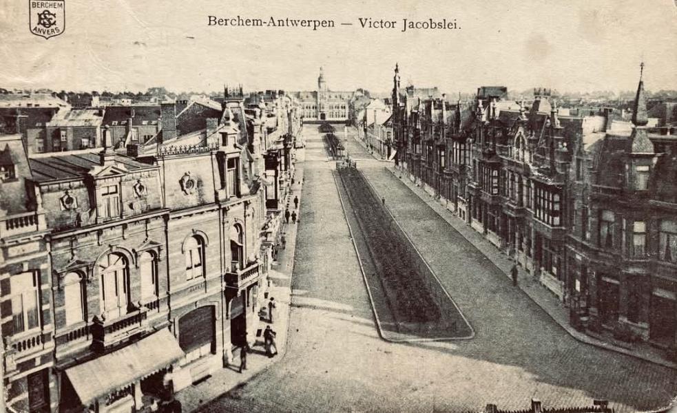 vanuit de Sint-Hubertuskerk naar het Mariagasthuis 