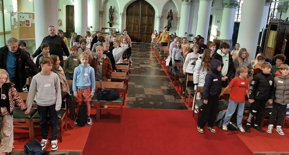 Het 'Onze Vader' wordt ingeoefend voor de viering © Evelien Van Heyst