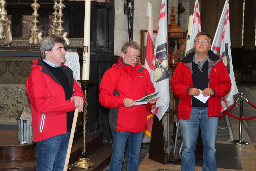 Pastoor-deken Jan Verheyen leest een bezinning voor bij het begin van de processie © Lier in Beeld (alle foto's)