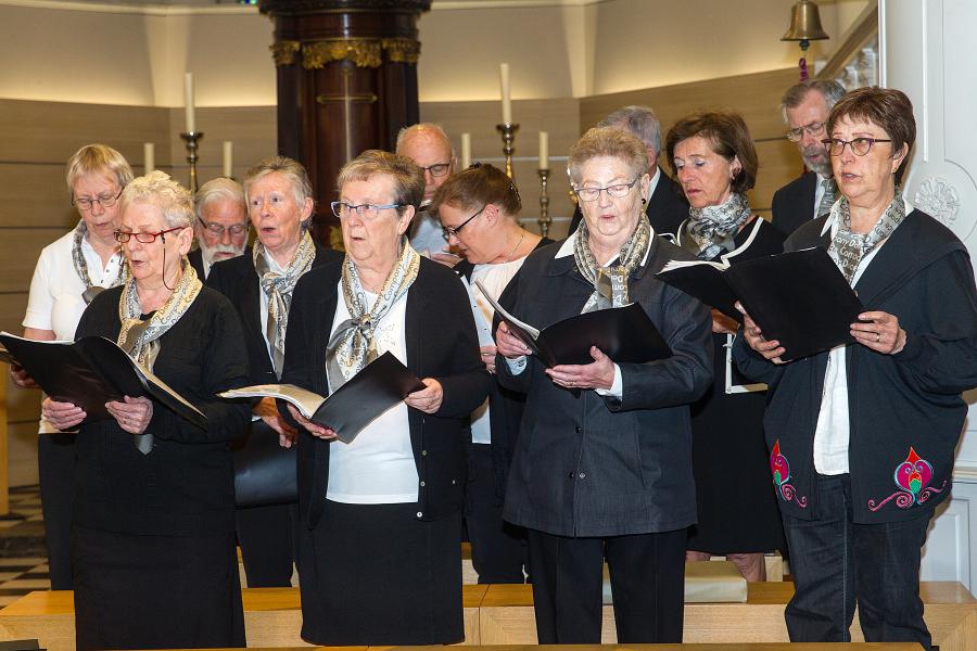 Het Sint-Pieterskoor luistert samen met het OKRA-koor de viering op © Leen Witdouck