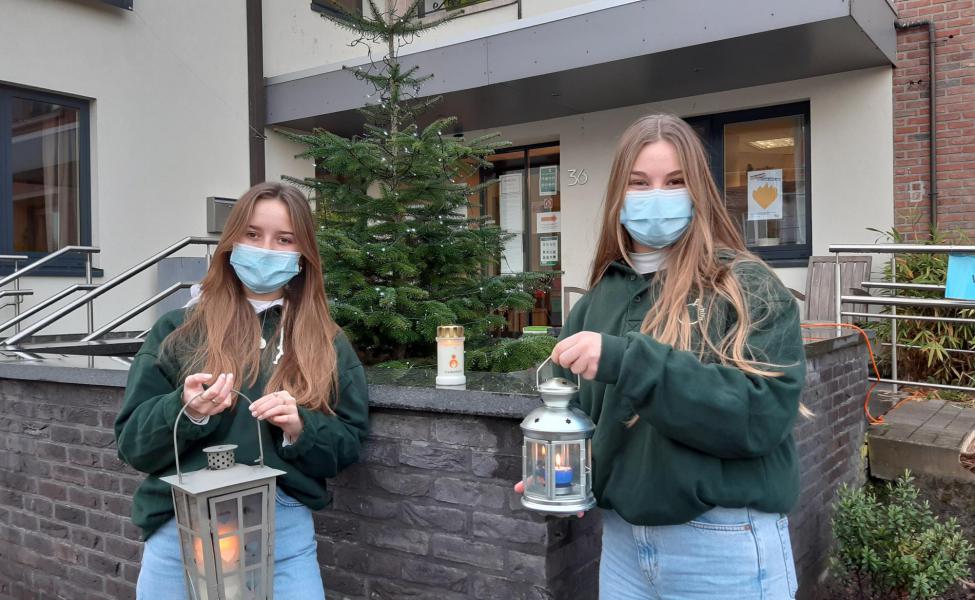 Julie en Lara aan het rustoord  OLV Lourdes 