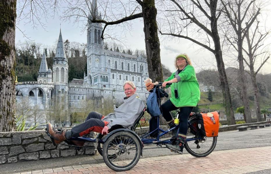 Aankomst van Freerk en Maria in het Franse bedevaartsoord Lourdes © KRO/NCRV