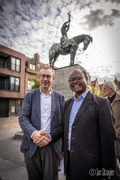Bij standbeeld Pater Lievens Moorslede © Jan Stragier