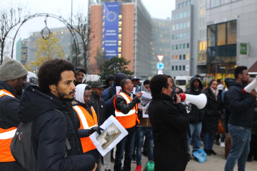 Abrahalei Tesfai (links) tijdens de manifestatie op het Brusselse Schumanplein © Brigitte Meuwissen